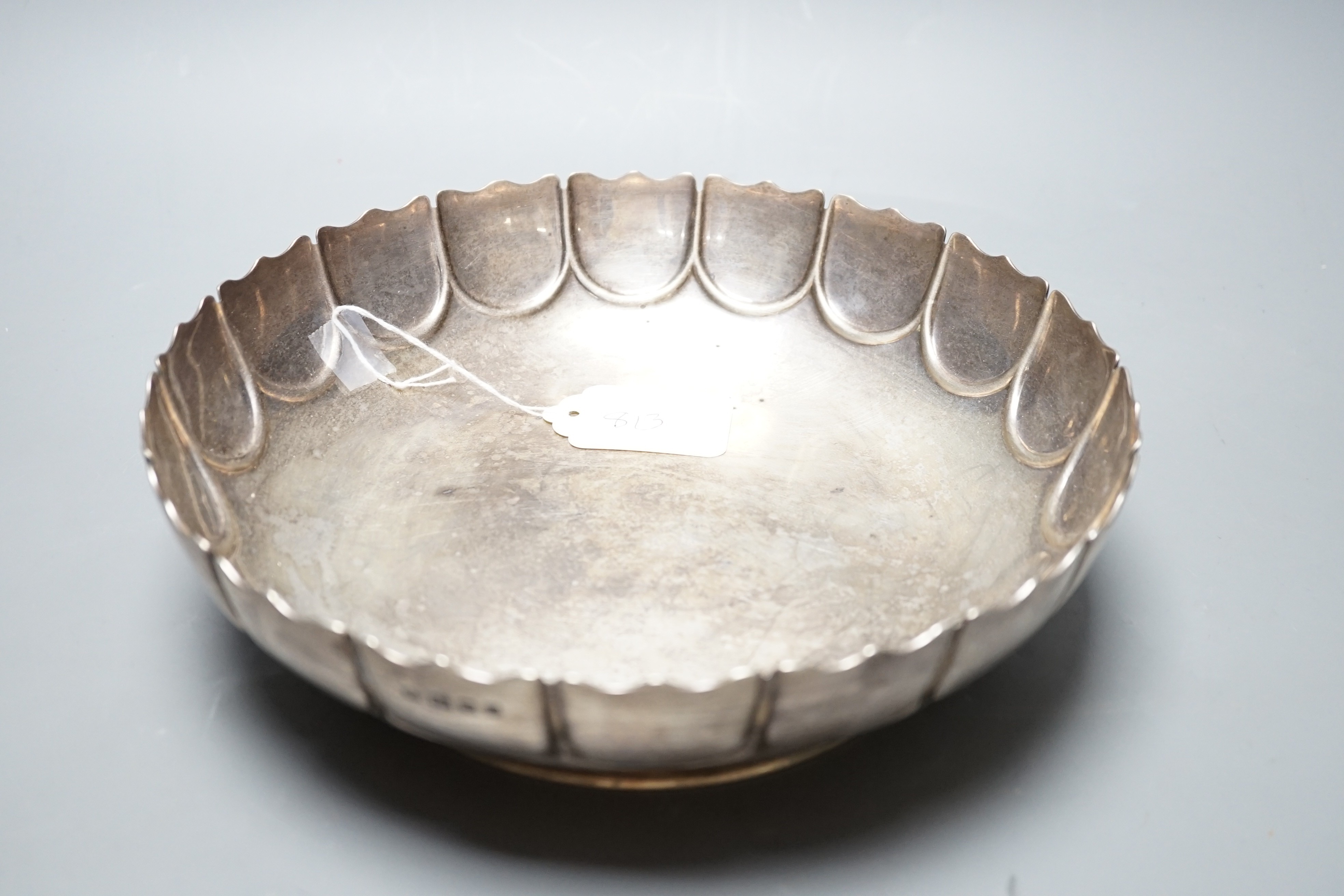 A George V silver shallow fruit bowl, Robert Stewart, London, 1922, diameter 24.5cm, 22.2oz.